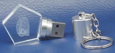 Şişe Şeklinde Kristal Usb Flash Sürücü 3.0 Hızlı Aktarım Hızı Dayanıklı Tasarım Kristal Logo Gravür Olabilir